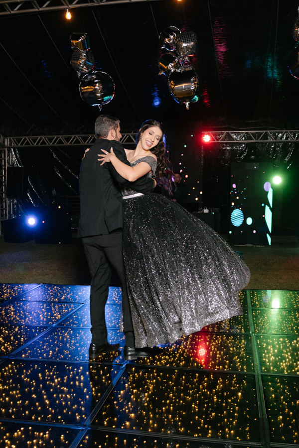 A tradicional e emocionante valsa de 15 anos. Um momento clássico de conexão e carinho entre pai e filha na pista de dança, registrado para durar para sempre.