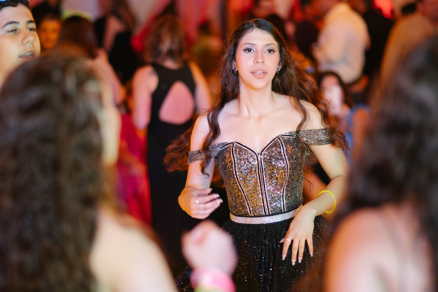 Dançando muito no Espaço JK Jacareí! A debutante aproveita seu vestido curto para se movimentar livremente na pista. Alegria e estilo nesta celebração de 15 anos em Jacareí.