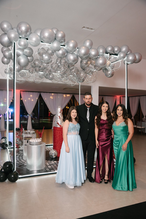 Sorrisos sinceros no Espaço JK! Um flagrante descontraído da debutante e seus pais rindo muito. São esses momentos de alegria espontânea que tornam a festa de 15 anos em Jacareí única.