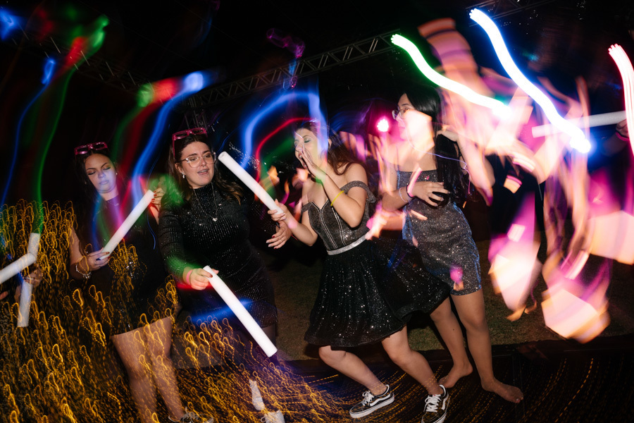 Diversão garantida! A debutante comanda a pista ao lado das amigas, apontando e rindo com muita descontração e luzes de LED. A vibe perfeita de uma balada teen inesquecível para celebrar o aniversário.