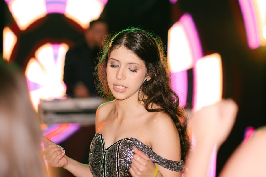 Sentindo a música no Espaço JK Jacareí! Um registro sensível da debutante imersa no momento, curtindo sua festa de 15 anos na pista de dança com luzes vibrantes ao fundo.
