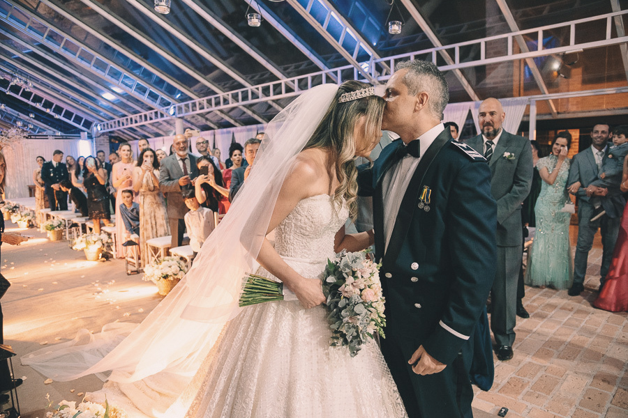 Emoção na cerimônia de casamento na Capela de Cristal em Taubaté: noivo beijando a testa da noiva no altar