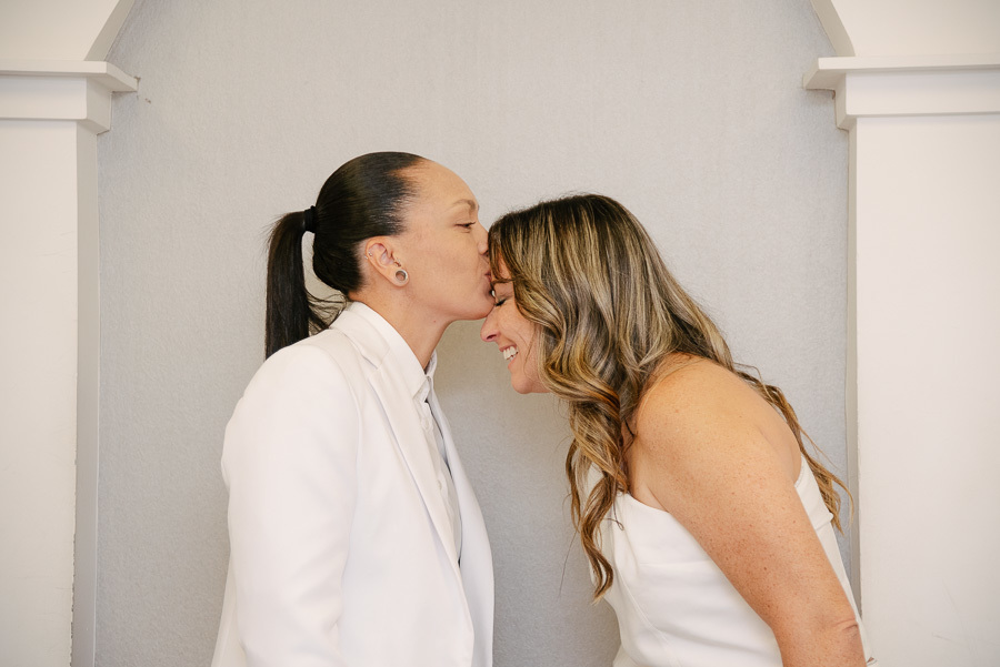 O beijo que sela a união e inicia um novo capítulo. Um clique indispensável e repleto de emoção, capturado com a sensibilidade que um casamento intimista merece.