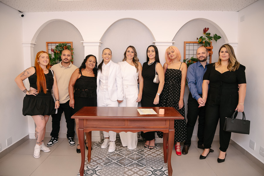 A celebração ao lado das pessoas mais importantes. A foto oficial com a família e padrinhos no cartório é um registro essencial para marcar a data com todos que testemunharam a união.