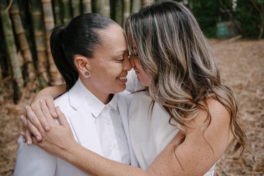 O abraço que acolhe e celebra. Como fotógrafo de casamento em São José dos Campos, busco capturar a conexão e a intimidade do casal em sua forma mais pura.