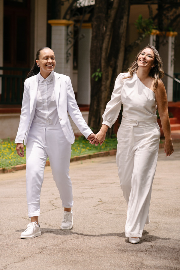 De mãos dadas para o futuro. Um detalhe que simboliza a parceria e a jornada que se inicia. A fotografia que fala através dos gestos.