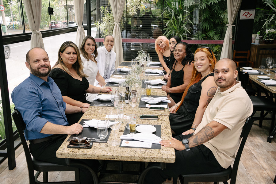 A celebração continua à mesa! Perfeito para um mini wedding em SJC, o almoço com a família finaliza o dia. Registrar essa confraternização é essencial para uma cobertura completa.