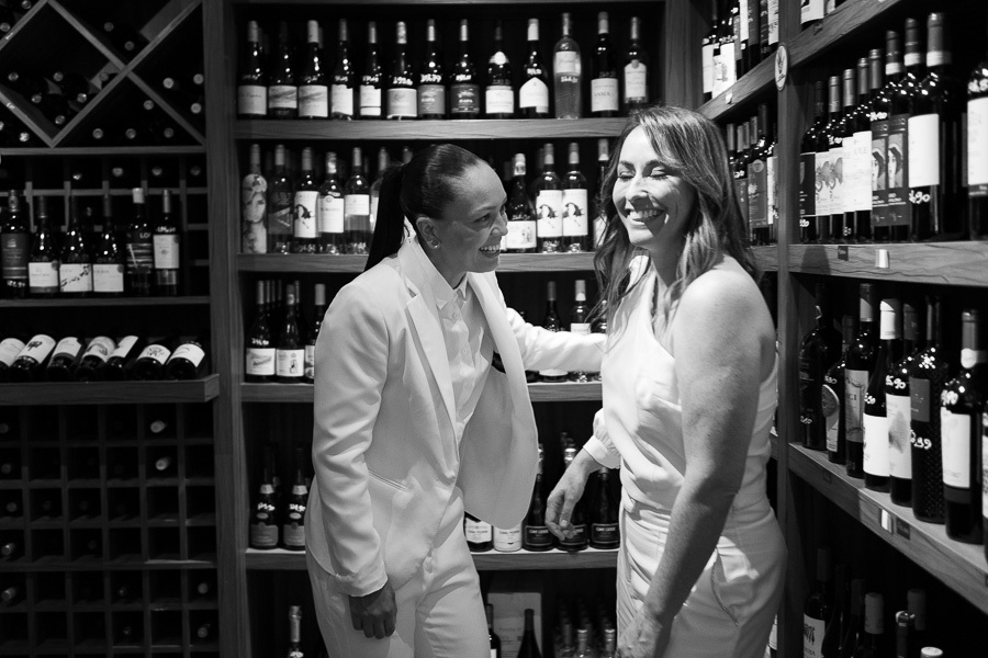 Um registro atemporal para uma memória eterna. O preto e branco adiciona um toque de classe e drama, transformando a cena em uma imagem de arte. A versatilidade da fotografia de casamento em SJC.