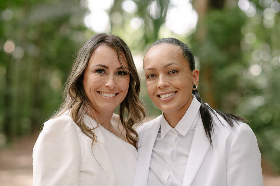 O sorriso que resume um dia perfeito. Finalizando o ensaio com um retrato que transborda felicidade e a certeza de um futuro lindo pela frente. A conclusão perfeita para uma cobertura de casamento civil inesquecível.