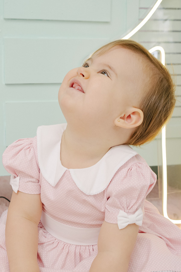 Um olhar curioso que descobre o mundo. A fotografia de festa infantil busca esses momentos de serenidade e contemplação que revelam a personalidade da criança. A essência da Pietra em um clique.