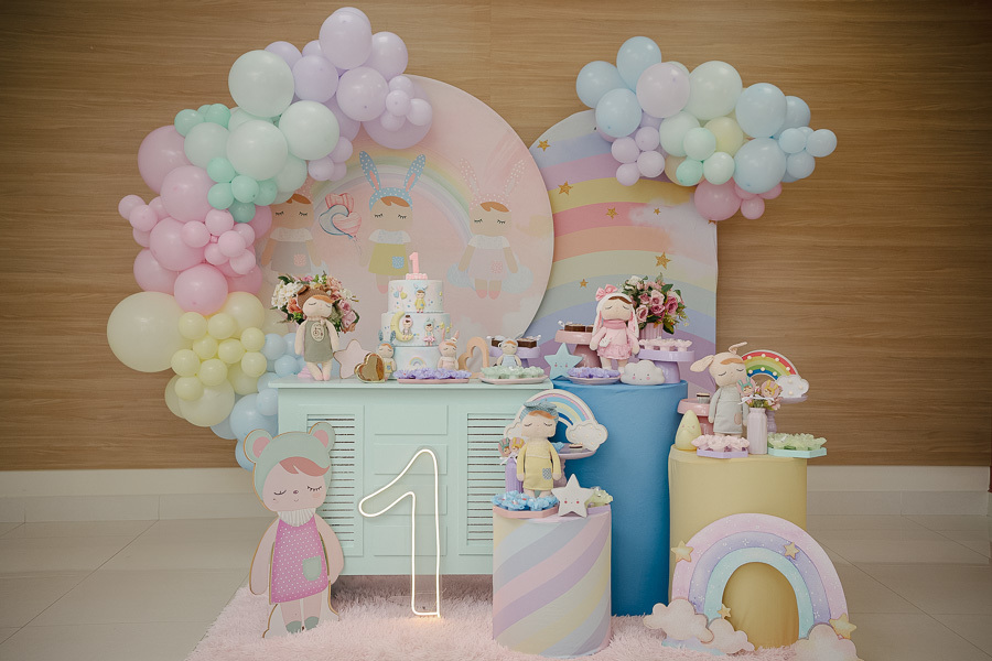 O cenário de um sonho. Cada detalhe da decoração, pensado com tanto carinho por Rafael e Evelyn, foi registrado para compor o álbum de memórias. Essencial em uma cobertura de aniversário infantil em Jacareí.