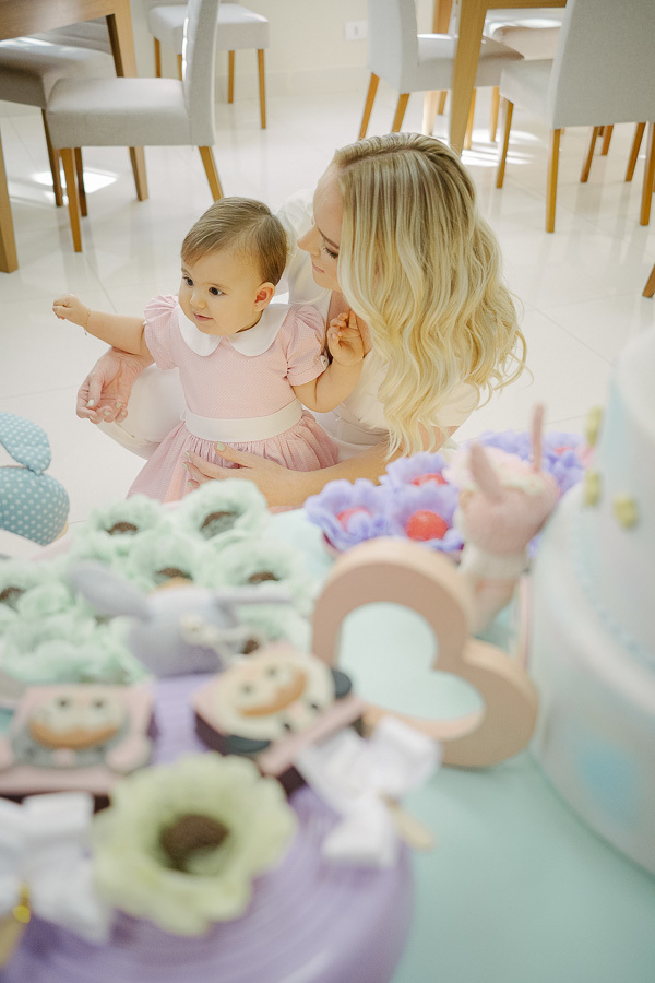 O amor que se transforma em memória eterna. Capturar esses gestos espontâneos de afeto é o coração do meu trabalho. Como fotógrafo em Jacareí, meu foco é registrar a emoção genuína.