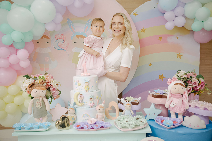 Cumplicidade entre mãe e filha. A festa de primeiro ano é um marco para toda a família, e meu objetivo é eternizar essa felicidade. Uma linda recordação de uma festa infantil em Jacareí.