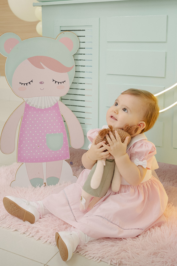 A pequena Pietra, a estrela do dia. Um retrato que mostra a doçura e a tranquilidade da aniversariante, uma imagem que será um tesouro para toda a vida. A beleza de um aniversário infantil.