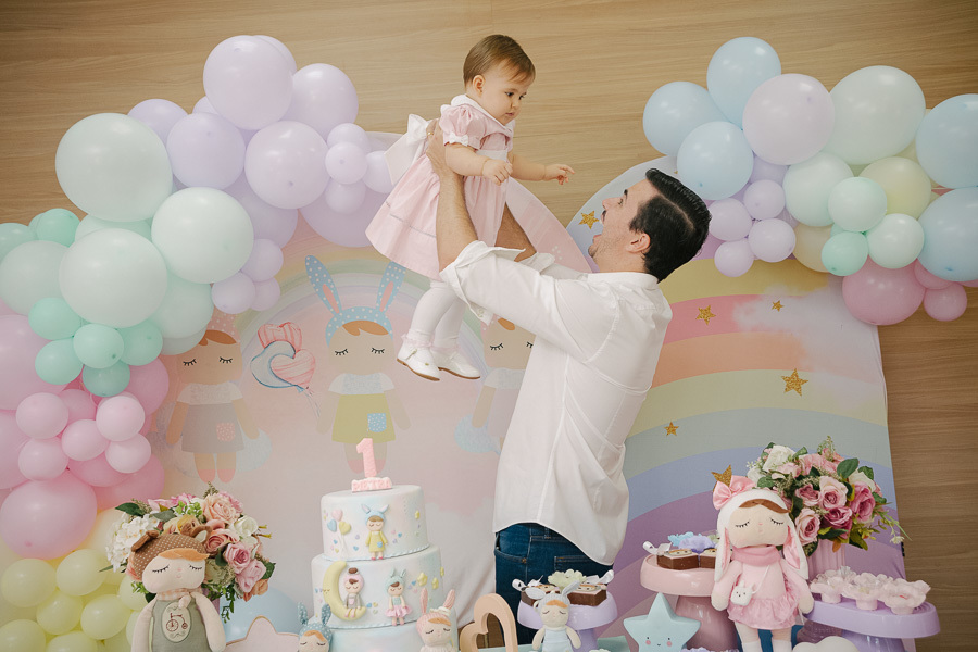 A família como alicerce. Rafael e Evelyn transbordando felicidade na celebração do primeiro ano da Pietra. Um registro essencial em toda festa infantil em Jacareí.