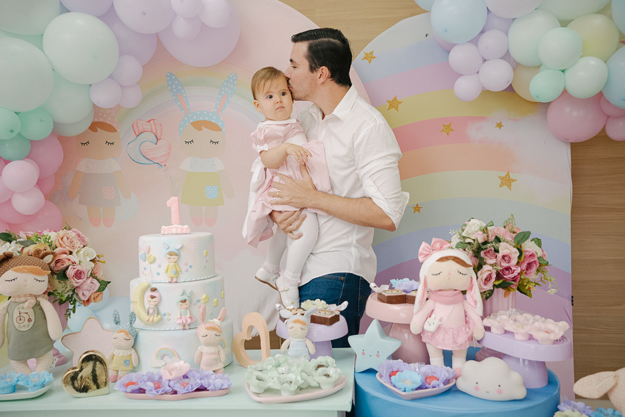 Todos os olhares voltados para ela. A fotografia de aniversário infantil é sobre capturar a admiração e o amor que envolvem a criança nesse dia tão especial.