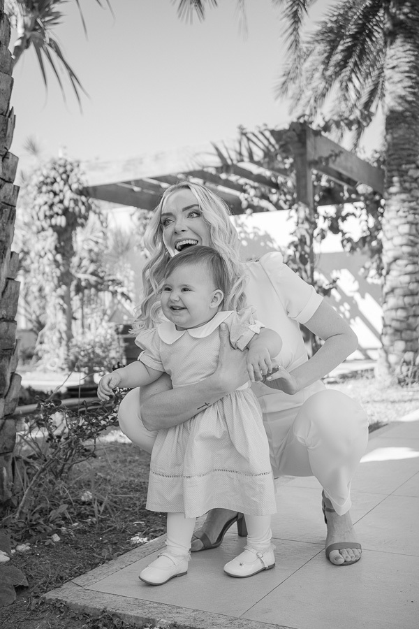 A alegria que transcende o tempo. O preto e branco para destacar a cumplicidade e o sorriso sincero entre mãe e filha. Uma imagem cheia de emoção e vida.