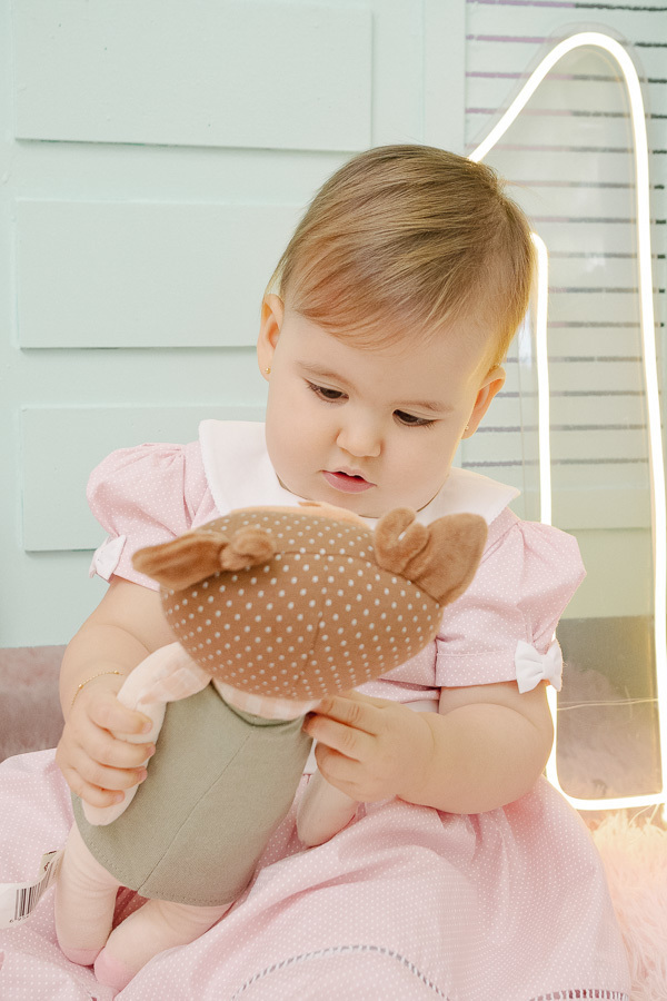 As descobertas da aniversariante. Registrar a interação da Pietra com seus presentes e com o ambiente é fundamental para contar a história completa do seu primeiro aninho em Jacareí.