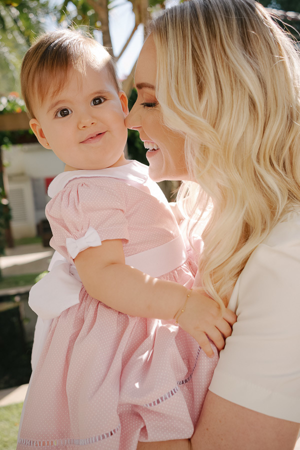 O conforto e a segurança do colo de mãe. Um momento de puro afeto, capturado de forma delicada e espontânea. É a sensibilidade que busco em cada festa infantil que fotografo.