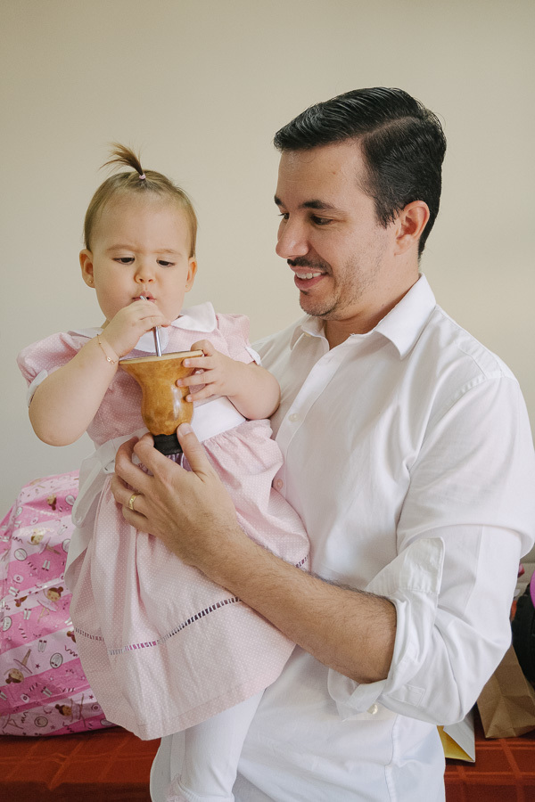 Um olhar de amor e proteção. A fotografia de proximidade revela sentimentos que muitas vezes passam despercebidos, criando memórias poderosas e emocionantes.