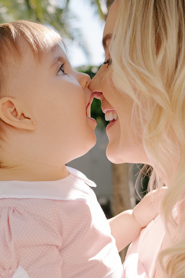 As delícias da festa! A fotografia espontânea das reações da criança ao experimentar os sabores do seu aniversário rende as imagens mais divertidas e genuínas.