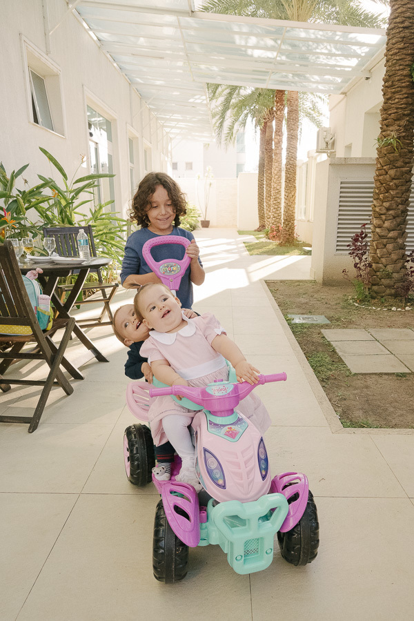 Explorando a natureza ao redor. Aproveitar a luz natural e o ambiente externo para alguns cliques enriquece o álbum da festa, trazendo ainda mais beleza e variedade.