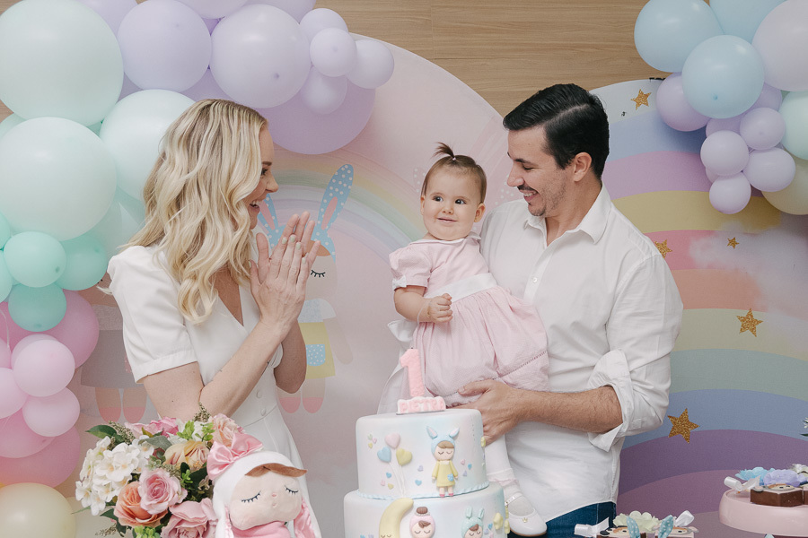 O orgulho no olhar dos pais. A felicidade de Rafael e Evelyn ao celebrar a vida da Pietra é o que torna meu trabalho como fotógrafo tão gratificante.