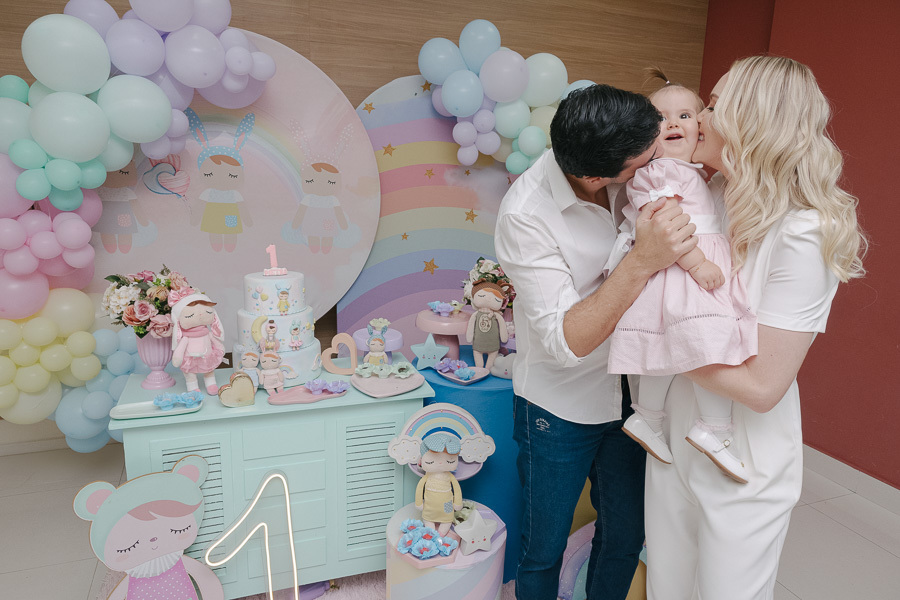 Um sanduíche de amor! A foto que finaliza a celebração com a imagem perfeita de união e felicidade. O registro que toda família sonha em ter do aniversário infantil do seu filho.