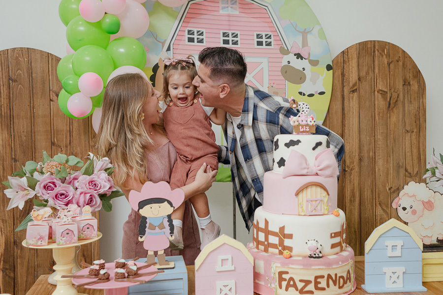 O centro de todas as atenções! Um retrato de família que transborda amor e alegria. A fotografia documental de festas infantis em SJC permite capturar essas conexões de forma genuína.