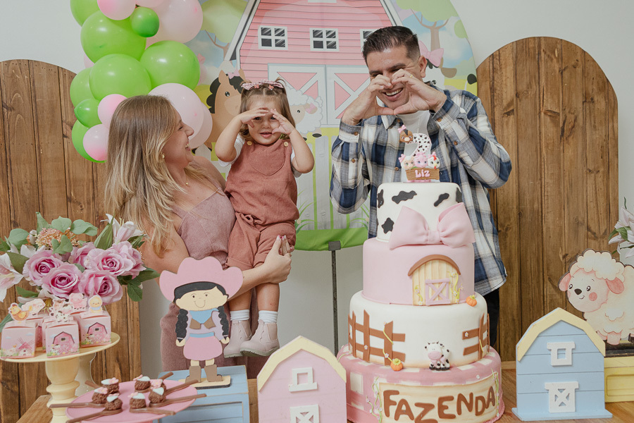 A expectativa doce de cantar os 'Parabéns'. Cada detalhe da festa foi pensado com carinho, e meu trabalho como fotógrafo é garantir que nenhuma dessas memórias se perca com o tempo.