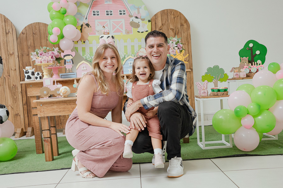 A aniversariante em seu reino encantado. Essa foto destaca a beleza da decoração e a doçura da Liz. Especializado em festas infantis em SJC, valorizo cada elemento da celebração.