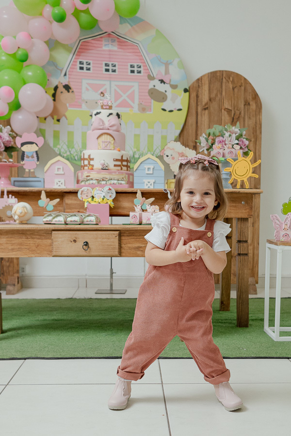 O sorriso mais puro e sincero! Deixar a criança à vontade é o segredo para fotos autênticas. Como fotógrafo, busco a naturalidade que revela a verdadeira essência da infância.