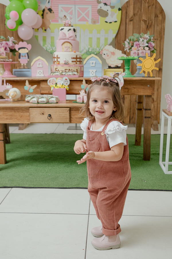 As deliciosas descobertas de uma festa de aniversário! Registrar as pequenas interações da criança com o ambiente da festa cria um álbum de memórias rico e divertido.