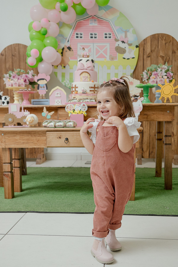 Um olhar curioso que descobre o mundo. A fotografia de aniversário infantil é sobre capturar a personalidade da criança em cada fase. Um retrato delicado e cheio de significado da pequena Liz.