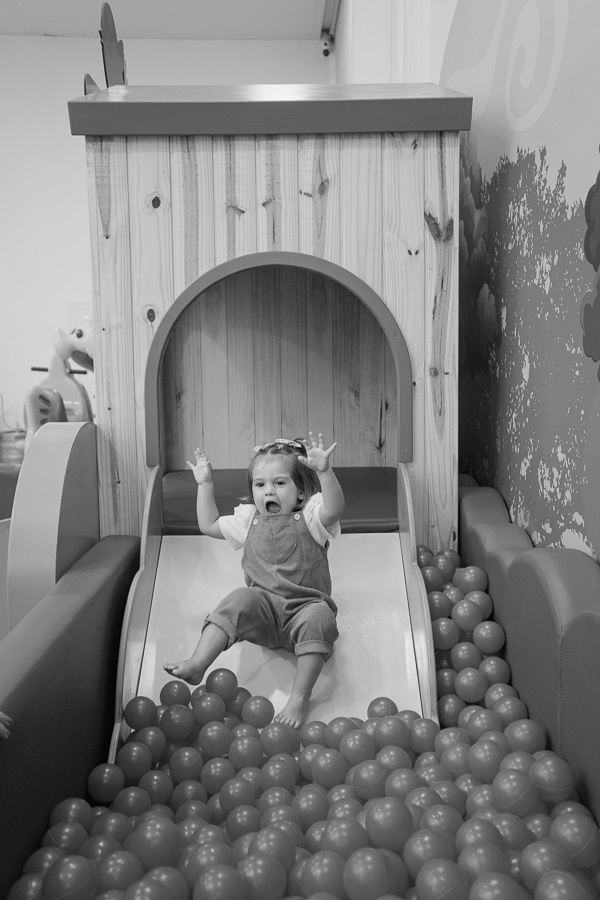 Um mar de bolinhas só para ela! A fotografia em preto e branco transforma um momento de brincadeira em uma memória clássica e atemporal. Registrando a pura diversão na festa da Liz em SJC.