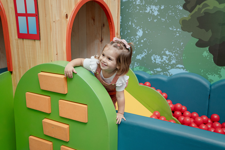 Aventura e adrenalina no buffet infantil! Meu trabalho é estar pronto para capturar a ação e a alegria estampada no rosto da criança. Fotografia espontânea que congela o movimento e a felicidade.