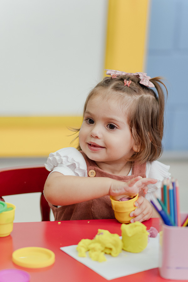 A melhor parte da festa: se deliciar com o bolo! Um registro fofo e divertido que toda mãe adora guardar. Fotografia de festa infantil em São José dos Campos que captura os momentos mais doces.