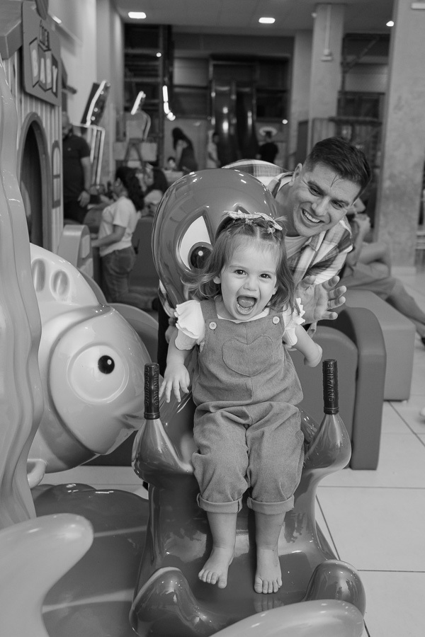 Rodando em pura alegria! A energia contagiante das crianças brincando é o que torna a fotografia de aniversário tão especial. Uma imagem cheia de vida e movimento da festa da Liz.