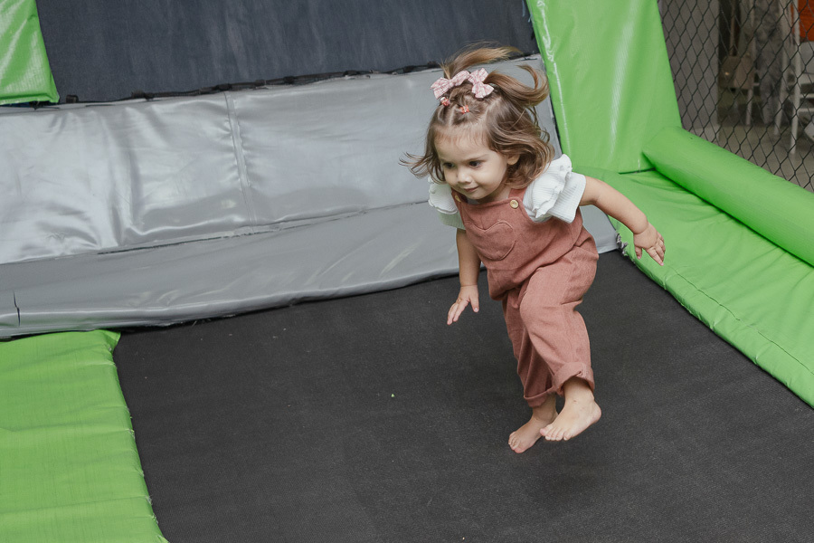 Saltando o mais alto possível! Capturar a criança no auge da brincadeira exige um olhar atento e rápido. Conte comigo para eternizar a energia e a diversão da festa do seu filho em SJC.