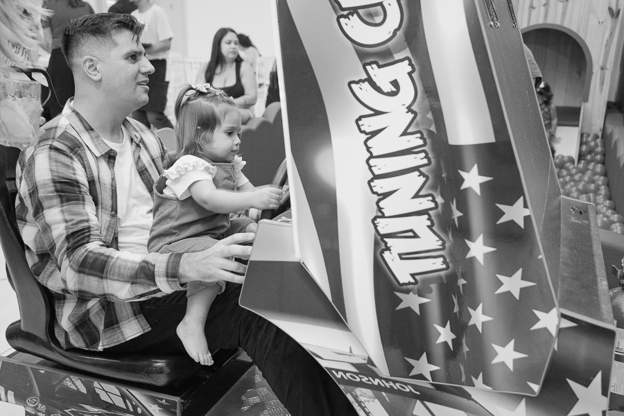 A alegria dos amigos e convidados também faz parte da história! Fotografia de aniversário infantil que registra a festa de forma completa, incluindo a diversão de todos os presentes.
