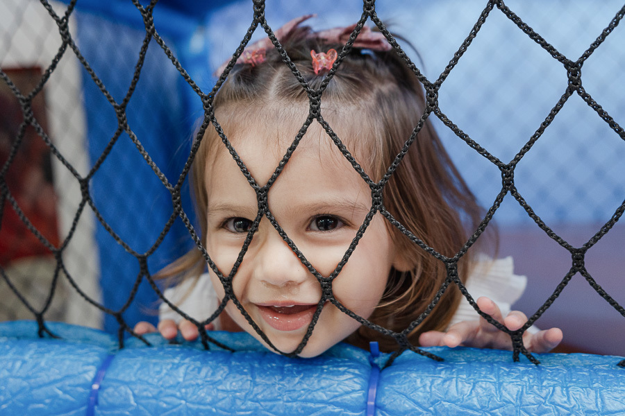 Achou! A curiosidade e a brincadeira de esconde-esconde rendem as fotos mais encantadoras. Um registro que mostra o mundo através do olhar atento e divertido da Liz.