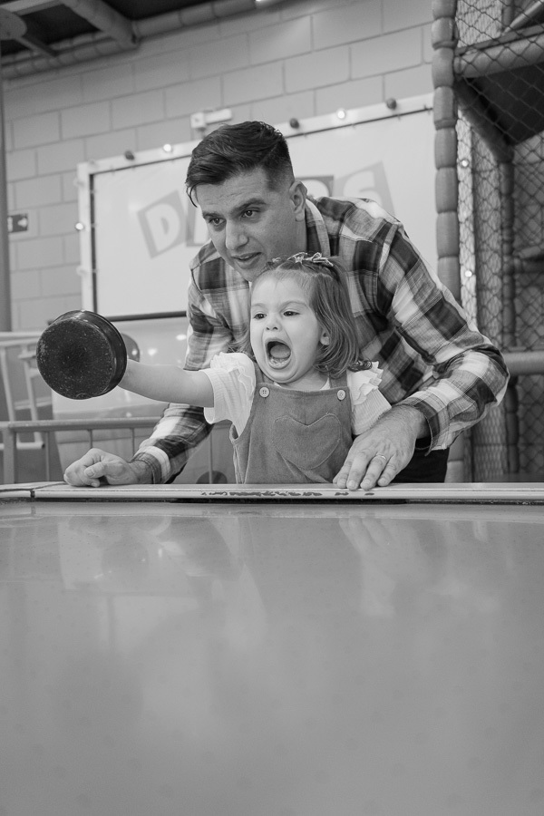 Gargalhadas que ecoam no coração! A cumplicidade entre pai e filha em um momento de pura felicidade. A fotografia em preto e branco realça a emoção e a força desse laço.