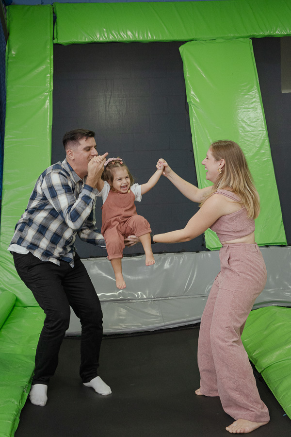 A família inteira entra na brincadeira! Registrar a interação e a alegria dos pais junto com os filhos é fundamental. Uma memória divertida e cheia de amor da festa em São José dos Campos.