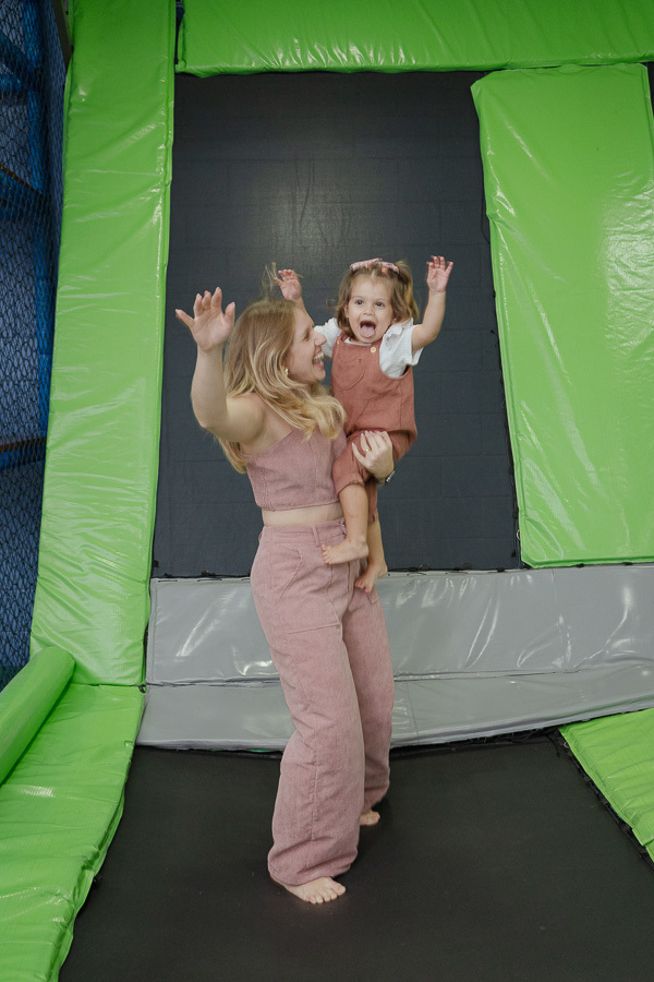 Companheirismo e diversão entre mãe e filha. Meu objetivo como fotógrafo é capturar essas conexões especiais que acontecem naturalmente durante a festa infantil.