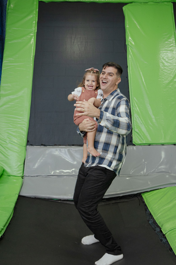 O cenário de toda a aventura! Uma foto que mostra a grandiosidade e as cores do espaço. Essencial para contextualizar onde toda a magia da festa infantil aconteceu.