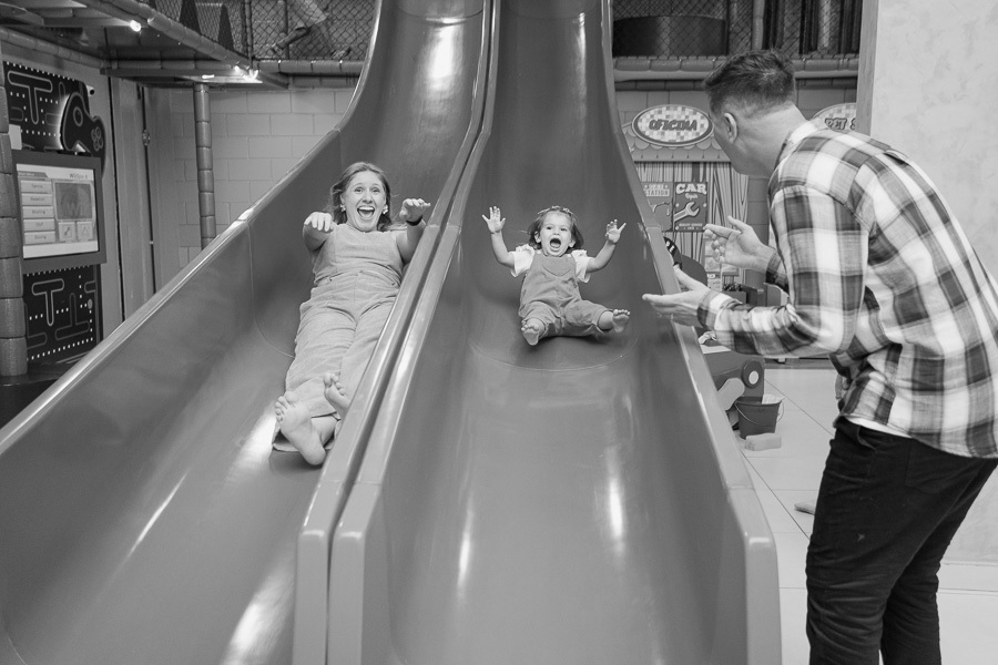 A celebração continua! Um registro da hora do 'Parabéns', mostrando a aniversariante feliz com seu bolo. Momento indispensável em qualquer cobertura fotográfica de aniversário.