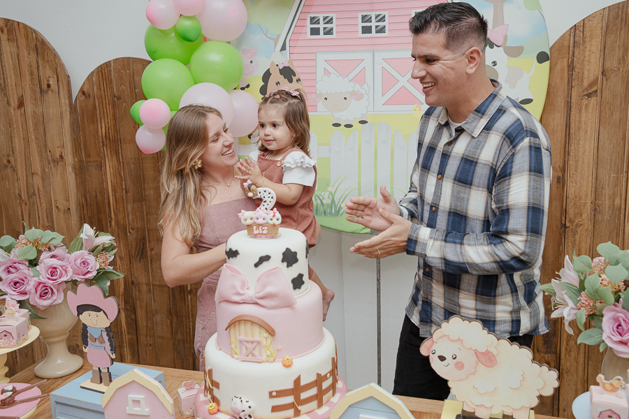 A foto oficial com os pais! Um retrato que vai para o porta-retrato e para a memória. Como fotógrafo de festa infantil em SJC, garanto os registros clássicos com um olhar sensível e moderno.