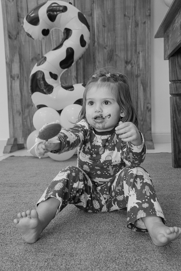 Batendo palmas para os seus dois aninhos! Um close final cheio de charme e alegria, encerrando a cobertura fotográfica com uma imagem que é a cara da felicidade. Assim foi a festa da Liz!