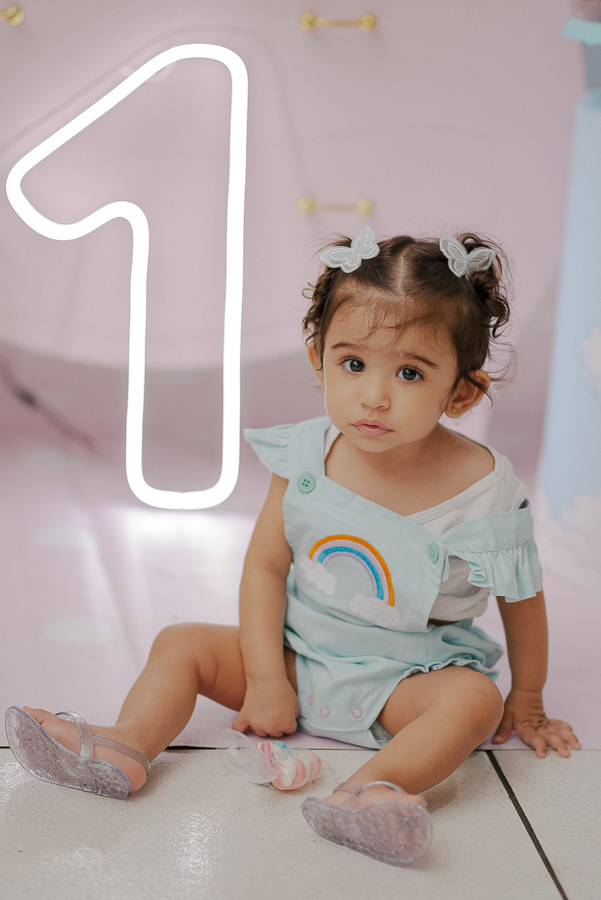 Um olhar de pura doçura! Como fotógrafo em Jacareí, meu objetivo é capturar a personalidade única de cada criança. Um retrato delicado que se torna uma recordação eterna do aniversário infantil.