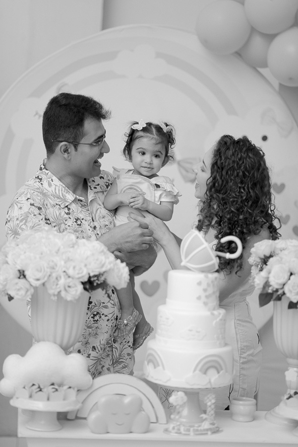 Aquele abraço que acalma e conforta. A fotografia em preto e branco realça a emoção e a força dos laços familiares. Um registro atemporal e cheio de sentimento de uma festa infantil em Jacareí.